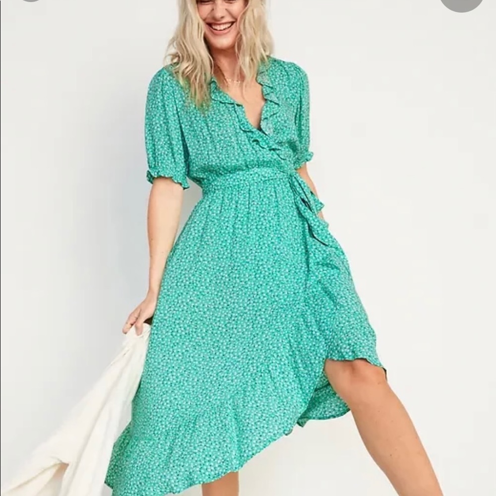 Green floral old navy women’s midi tie waist wrap dress.